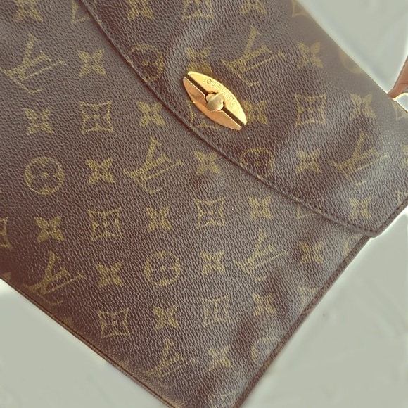Authentic Louis Vuitton classic purse - Picture 1 of 7